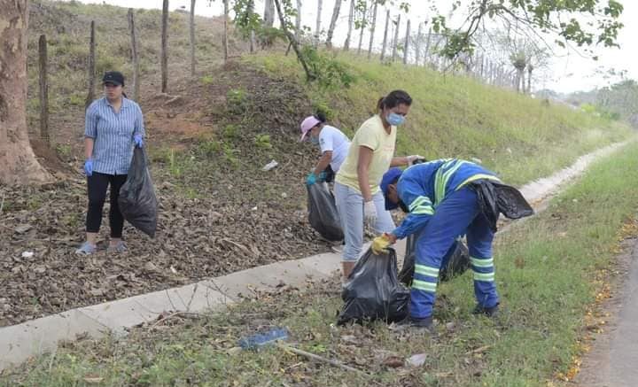 Jornada de Aseo en zonas verdes y públicas en El Crucero ha sido un éxito