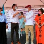 Aspecto de la entrega de competencias de agua potable y saneamiento básico de parte del ministro Jhonatan Malagón González.al departamento de La Guajira, recibiendo el gobernador Nemesio Roys Garzón.