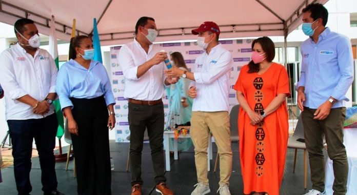 Aspecto de la entrega de competencias de agua potable y saneamiento básico de parte del ministro Jhonatan Malagón González.al departamento de La Guajira, recibiendo el gobernador Nemesio Roys Garzón.