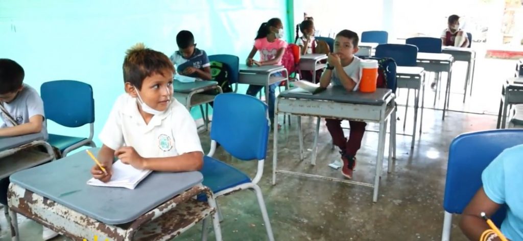 Niños del corregimiento de Guachaca reciben clases en una gallera