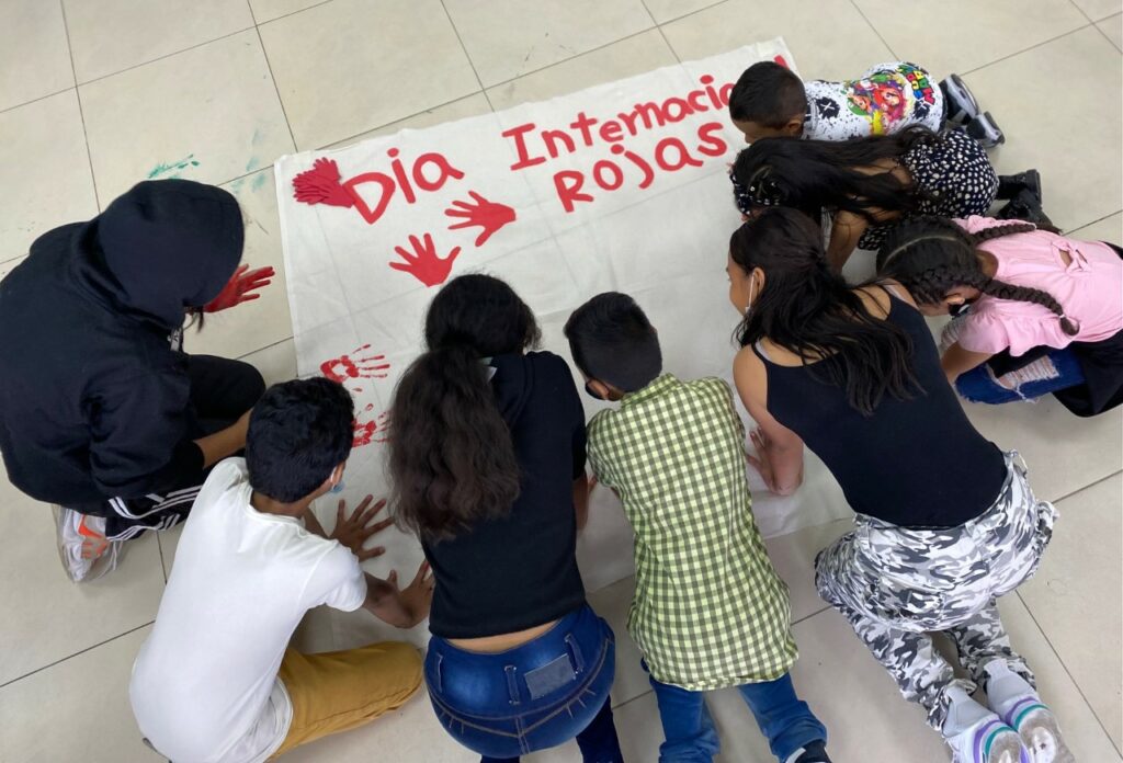 Niños víctimas conmemoraron el Día internacional de las Manos Rojas
