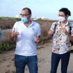 Grupo de periodistas en el campo haciendo ensayos sobre el curso intensivo de tres días sobre fotografía que lideró CorpoGuajira.