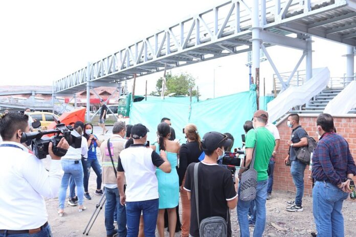 Puente peatonal de la avenida Puerto López: 6 meses sin poder usarse
