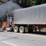 Acaban de quemar otro tractocamión en la vía que va de Medellín a la Costa