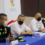 El comandante de la Mebar, brigadier general Luis Carlos Hernández; el secretario de Interior del departamento, Yesid Turbay, y el jefe de la Oficina de Seguridad del Distrito, Nelson Patrón.