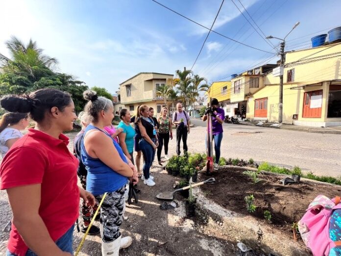240 mujeres en Villavicencio iniciaron cursos de jardinería y mecánica de motos