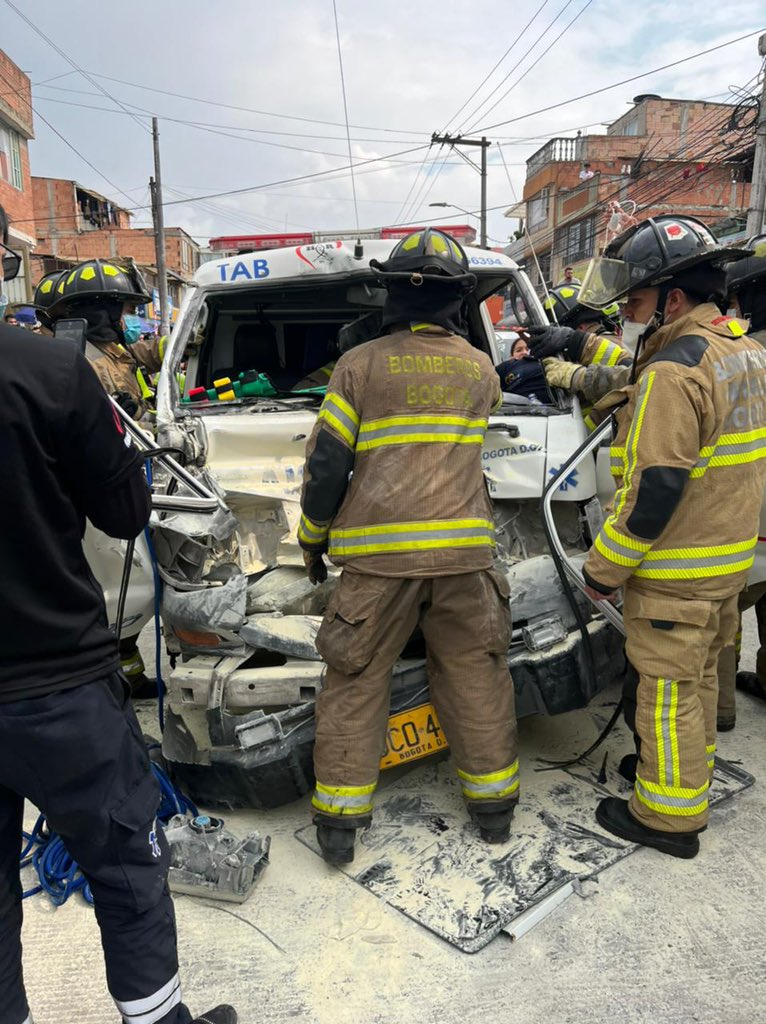 Accidente entre ambulancia y camión de oxígeno deja 2 heridos en Bosa