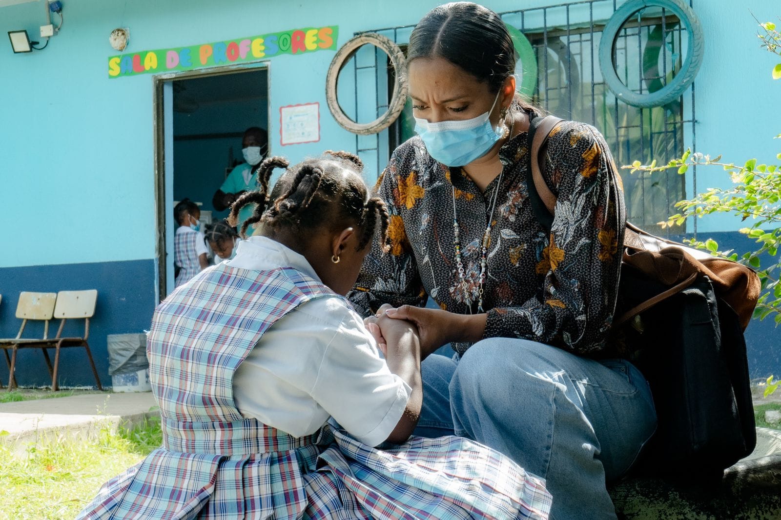 Puede ser una imagen de 2 personas, niños, personas sentadas e interior