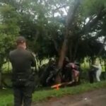 Choque contra un árbol camino a Cali deja dos muertos, entre ellos un policía