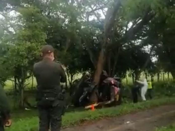 Choque contra un árbol camino a Cali deja dos muertos, entre ellos un policía