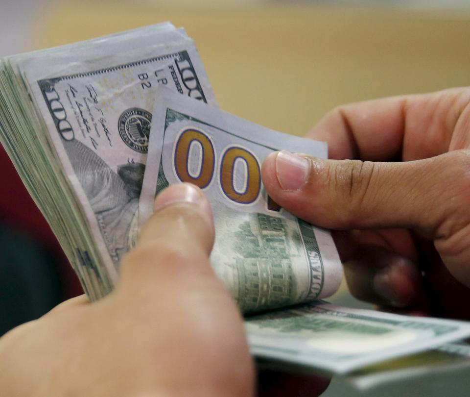 Dólar llega a su precio más bajo en nueve meses