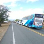 Estudiantes bloquean la Troncal del Caribe en La Guajira para exigir transporte escolar