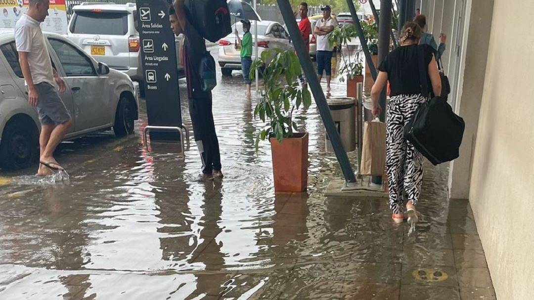 Fuerte aguacero inundó el Aeropuerto Los Garzones de Montería