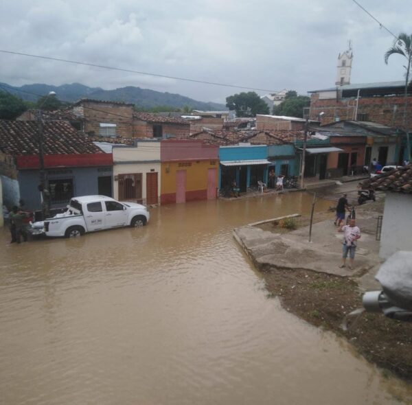 Gobernación de Risaralda atiende emergencia por río Cauca en La Virginia