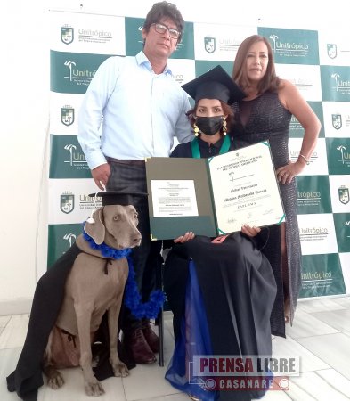 Imponiéndose al cáncer y acompañada por su mascota, valiente yopaleña se graduó de Medicina Veterinaria