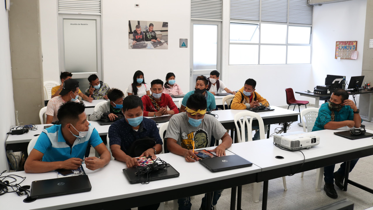 Indígenas de Medellín están aprendiendo sobre herramientas tecnológicas