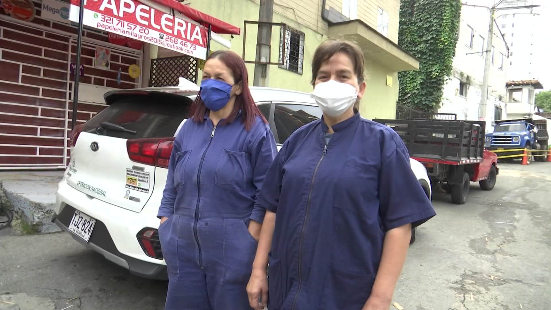 Sandra y Lucy, 45 años dedicadas a montar llantas