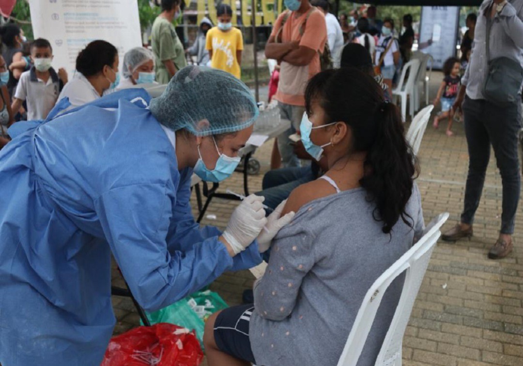 Jornadas masivas de vacunación contra el COVID-19 en barrios de Montería