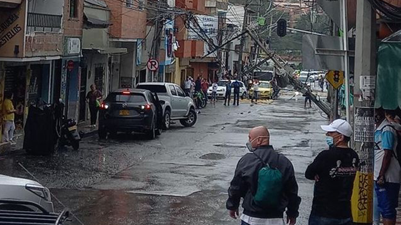 La caída de un poste dejó sin luz a Copacabana