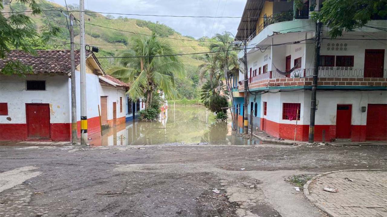 Más de 60 familias damnificadas en Bolombolo por inundaciones