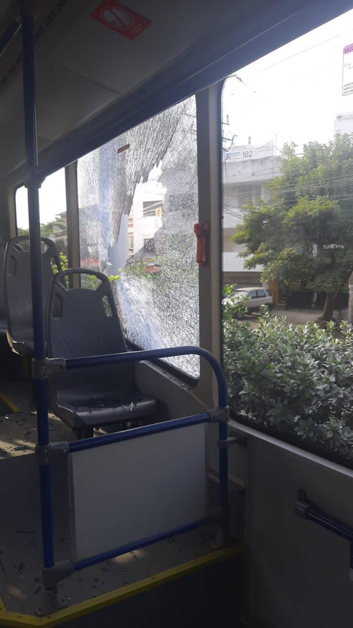 Operación de Transcaribe sigue suspendida. 18 buses atacados
