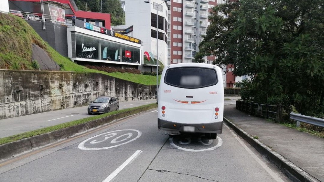 Pasajero cayó de un colectivo en movimiento en Manizales