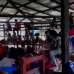 Por falta de salones, niños de colegio en Chocó reciben clases en una gallera | Colombia | NoticiasCaracol