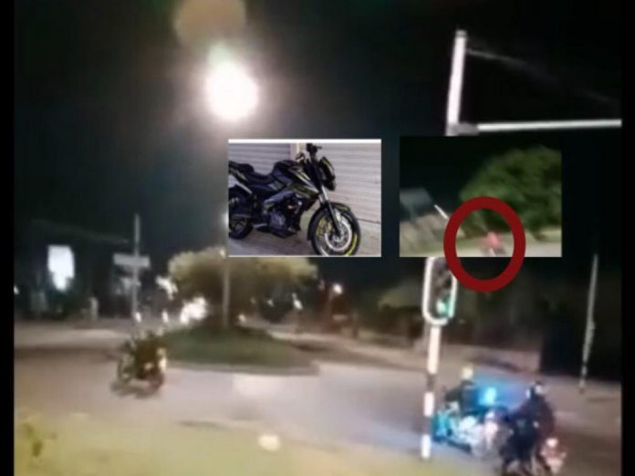 Roban moto mientras carabineros atienden choque en carretera Cali-Yumbo