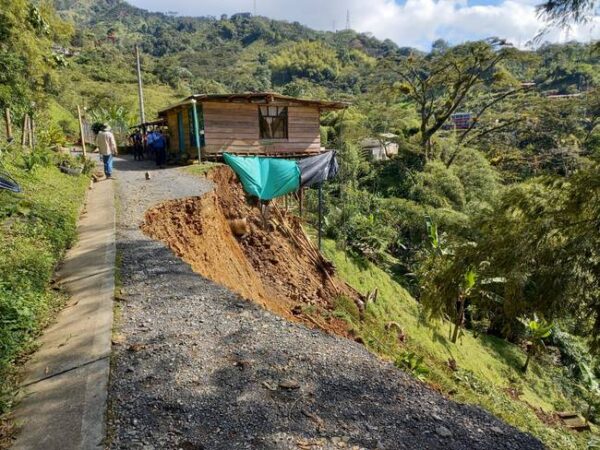 Siguen los deslizamiento de tierra en la vereda Aguazul en Dosquebradas