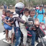 Esta imagen es repetida en varias oportunidades, no es solamente en La Guajira, sino en municipios de la costa caribe colombiana, de los estudiantes pasando dificultades por falta de transporte escolar.