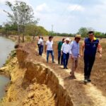 Tras inspeccionar punto critico de socavación por el río pauto, se concretaron acciones para garantizar la movilidad y seguridad de la comunidad