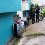 Un extraño accidente: un carro terminó 'encunetado' en una casa en Pasto, 'conciliaron' y el conductor huyó