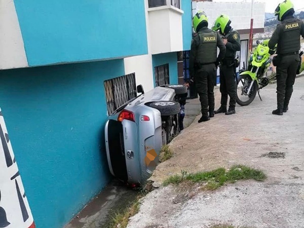 Un extraño accidente: un carro terminó 'encunetado' en una casa en Pasto, 'conciliaron' y el conductor huyó