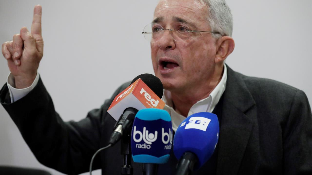 Una jueza definirá el 27 de abril si precluye o no la investigación contra Uribe