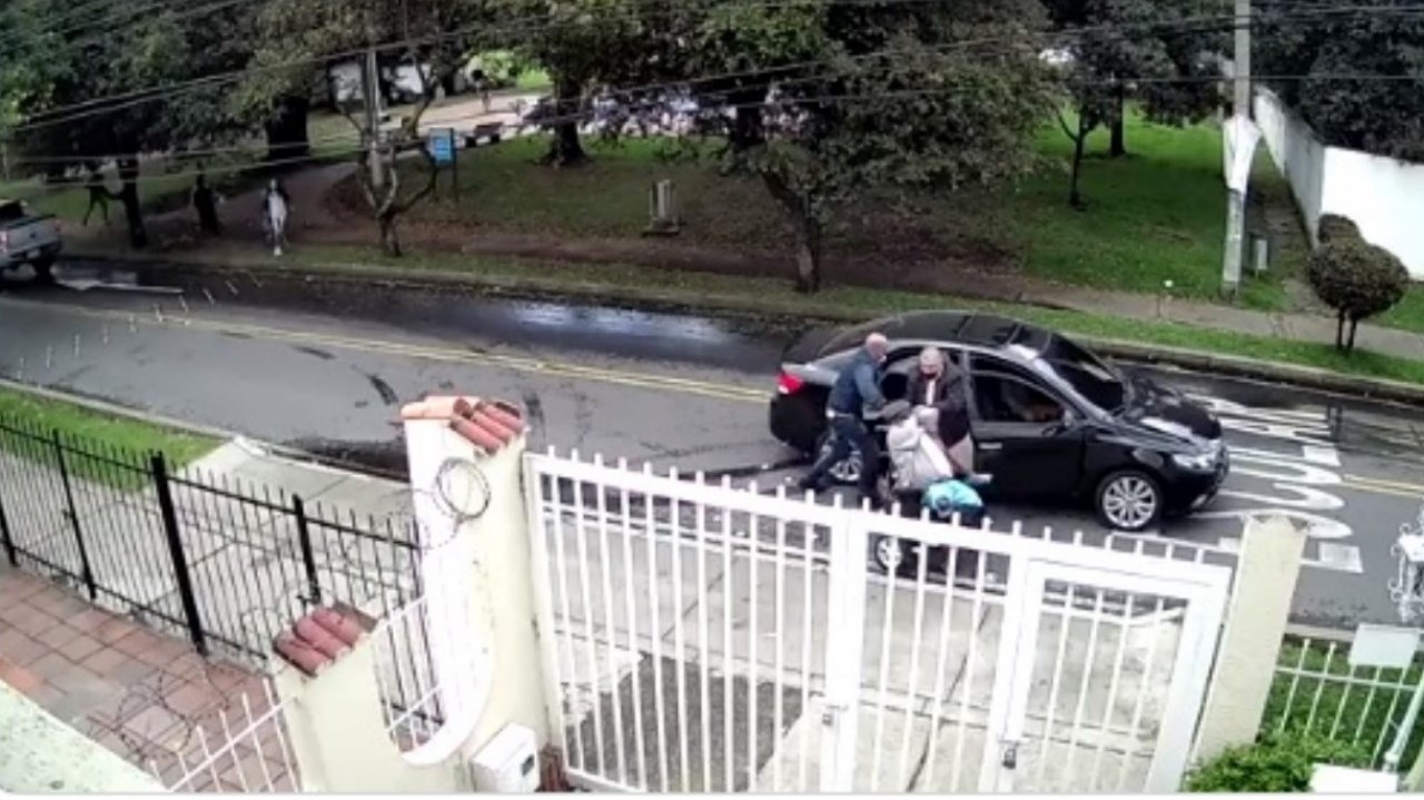 VIDEO «Auxilio»: gritaba hombre en silla de ruedas mientras dos ladrones lo tenían ‘agarrado’