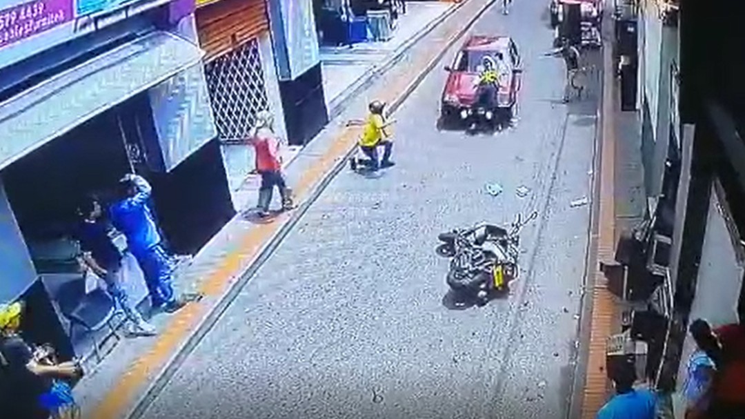 VIDEO: Vehículo embiste agente de tránsito en el centro