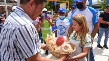 La Gobernadora Elsa Noguera recibe una cesta de productos de Campeche.