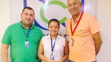 Instantes luego de haber firmado el convenio, aparecen: Alexander Cabrales, gerente de RCN Radio, Evelin Barrios, directora de Noticias de RCN y Clímaco Rojas Atencio, director de La Guajira Hoy.