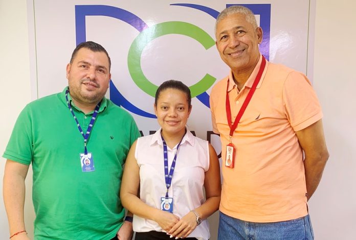 Instantes luego de haber firmado el convenio, aparecen: Alexander Cabrales, gerente de RCN Radio, Evelin Barrios, directora de Noticias de RCN y Clímaco Rojas Atencio, director de La Guajira Hoy.