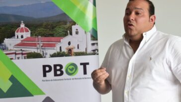 Instantes cuando Carlos Manuel Díaz, secretario encargado de Planeación daba a conocer el Plan Básico de Ordenamiento Territorial.