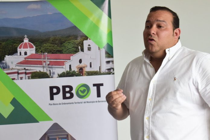Instantes cuando Carlos Manuel Díaz, secretario encargado de Planeación daba a conocer el Plan Básico de Ordenamiento Territorial.