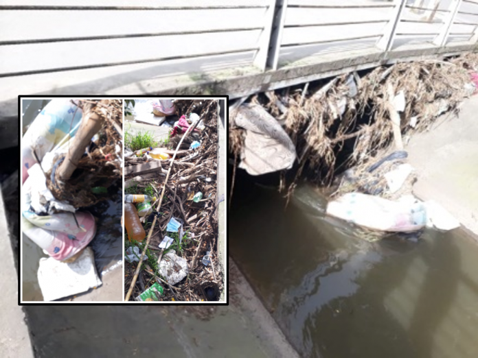 Casi dos meses de las inundaciones al sur de Pasto y el puente de la Av. Chiles sigue con basura, hay hasta colchones