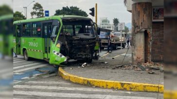 Cirugía de fractura de tibia y rodilla: conductor de MIO tras colisión con camioneta en la que viajaba Freddy Rincón