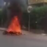Comunidad prende fuego a una motocicleta