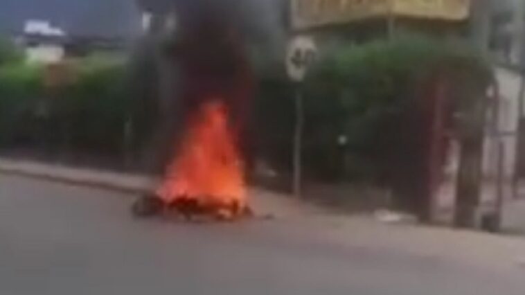 Comunidad prende fuego a una motocicleta