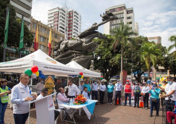 Con la campaña, “En la vía abraza la vida”, se inició la Semana de la Seguridad Vial