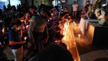 Con velatón rinden homenaje a policía asesinado en el kilómetro 1 de la vía que comunica a El Carmen de Bolívar con Zambrano