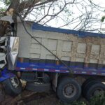 Conductor falleció aprisionado tras estrellarse contra un árbol