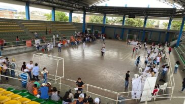 Las víctimas de desplazamientos están siendo atendidas en el Coliseo Cubierto Municipal de Ciénaga.