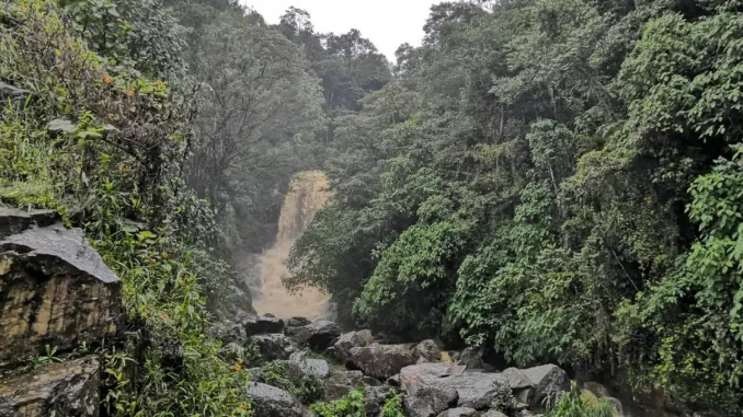 Creciente-de-la-quebrada-Santa-Elena-1